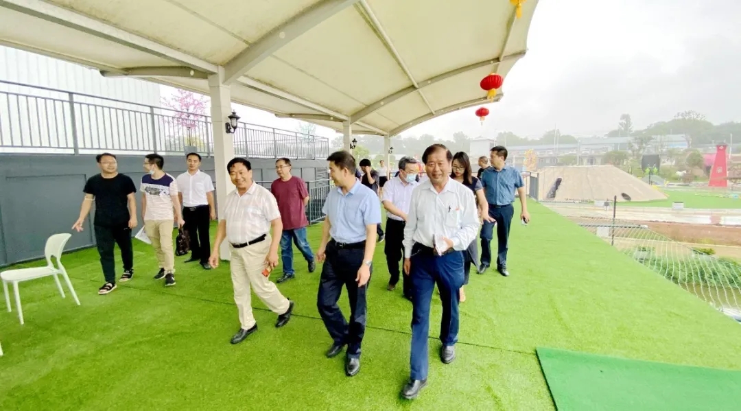 相关领导一行参观湖北摩登3生态休闲农业园 相关领导一行参观湖北摩登3生态休闲农业园